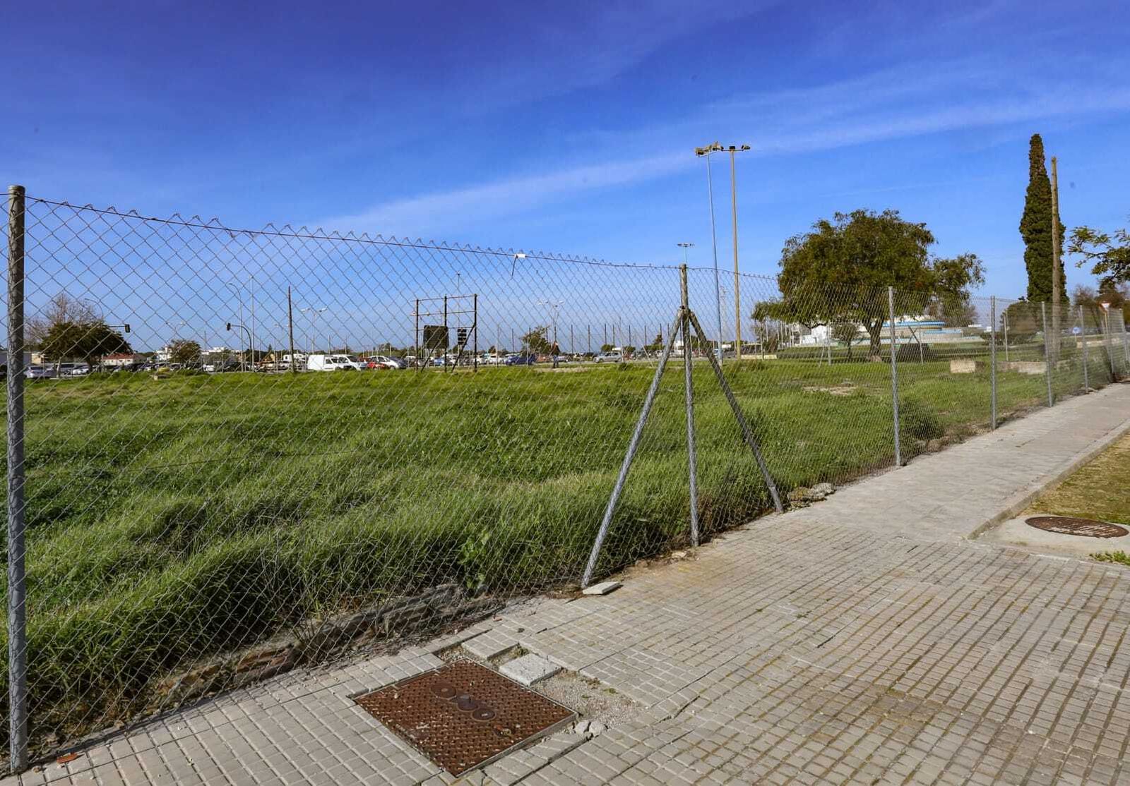 Parcela junto al Puente Azul donde se instalará la firma comercial.