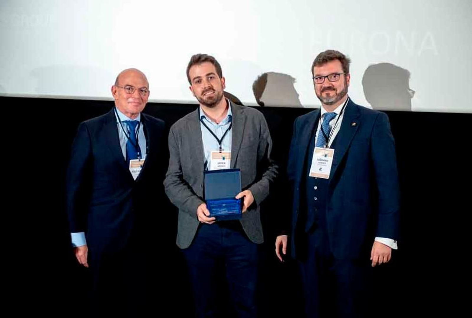 El granadino Javier Argente, en el centro, tras ser galardonado como mejor CEO 2020.