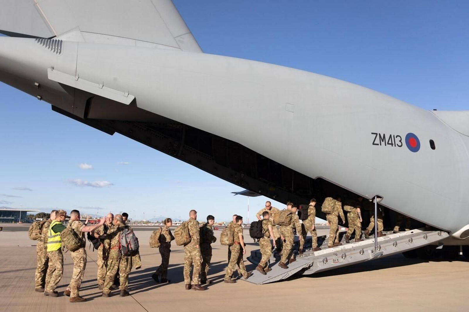 El Real Regimiento de Gibraltar parte hacia los ejercicios en Reino Unido.