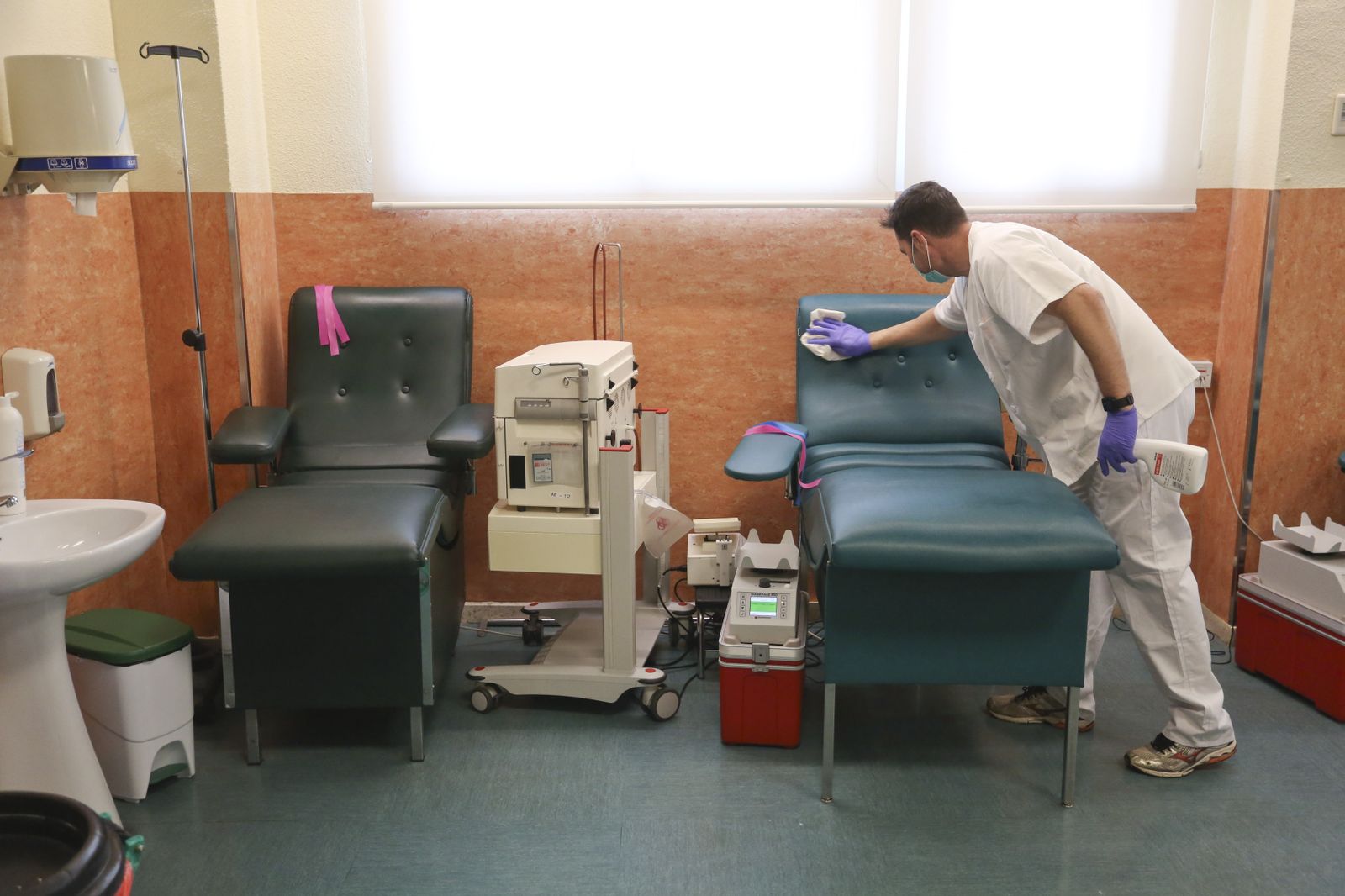 Salir a donar sangre en la Málaga del coronavirus, en fotos