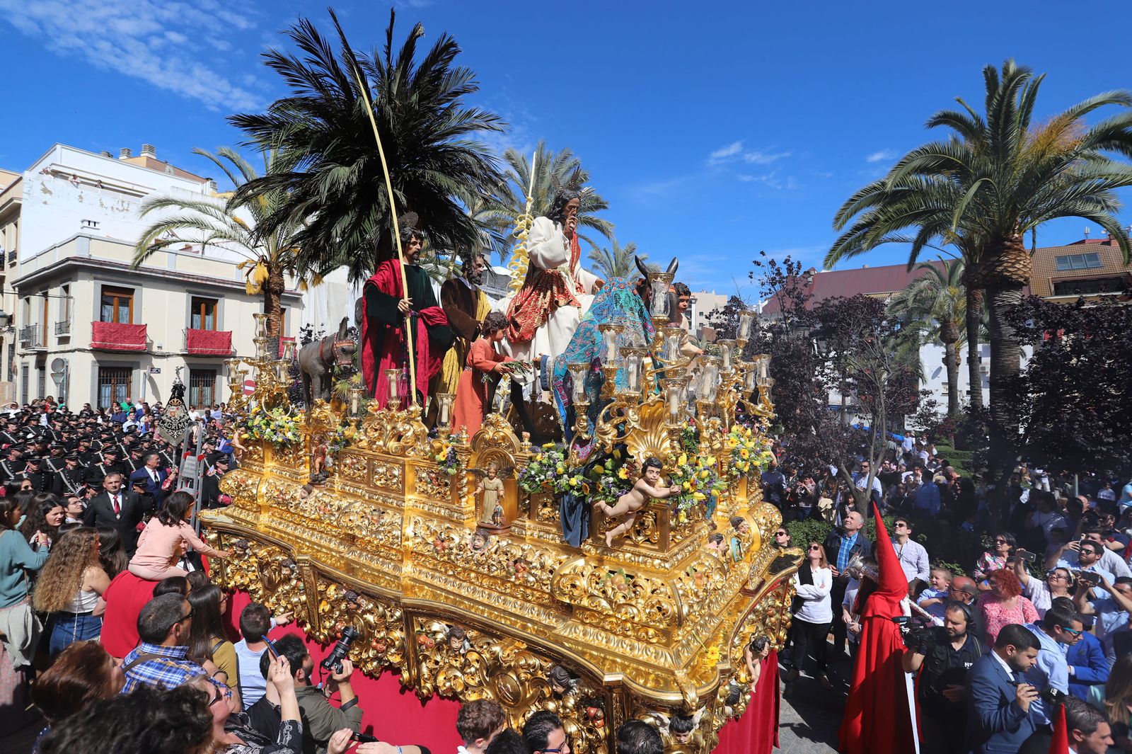 Las mejores imágenes de la hermandad de la Borriquita  de Huelva en el domingo de ramos 2019