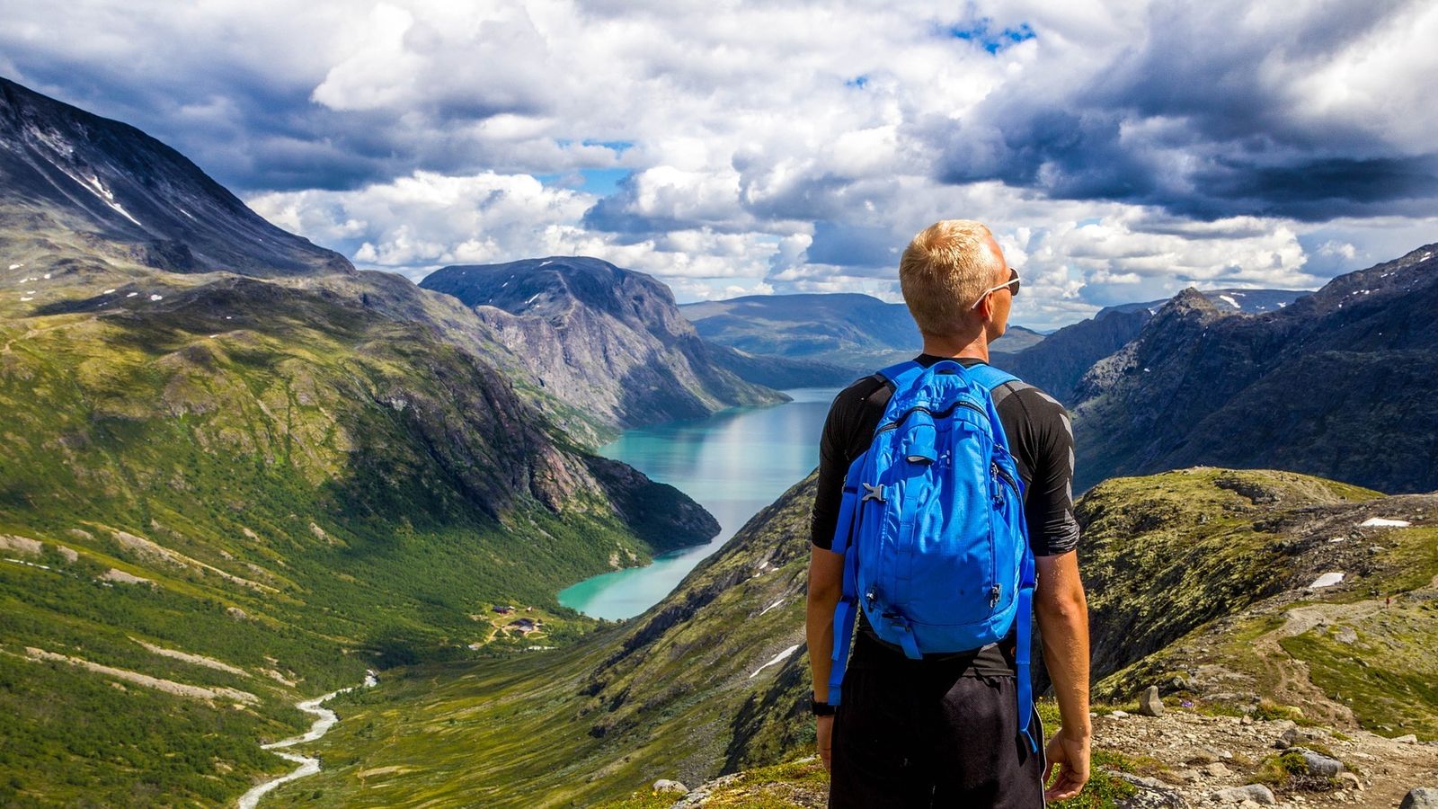 Un turista contempla el paisaje de Noruega
