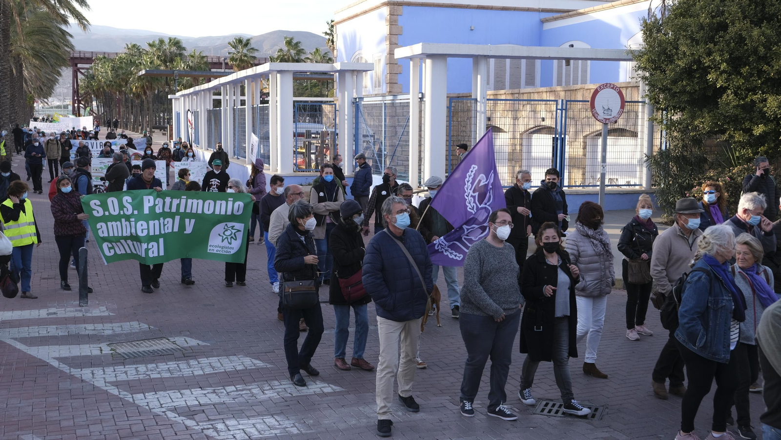 Fotogalería manifestación a favor de energías renovables ordenadas. Almería