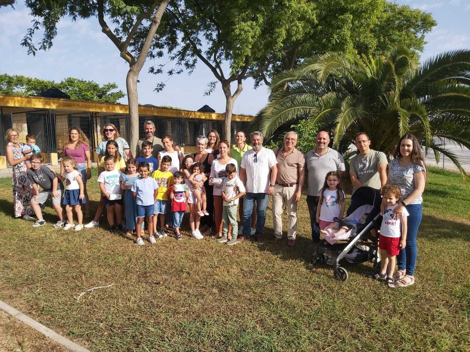 Alumnos y profesores del colegio San José, junto a sus familiares y Rubén Pérez, en su visita al Centro de Protección Animal