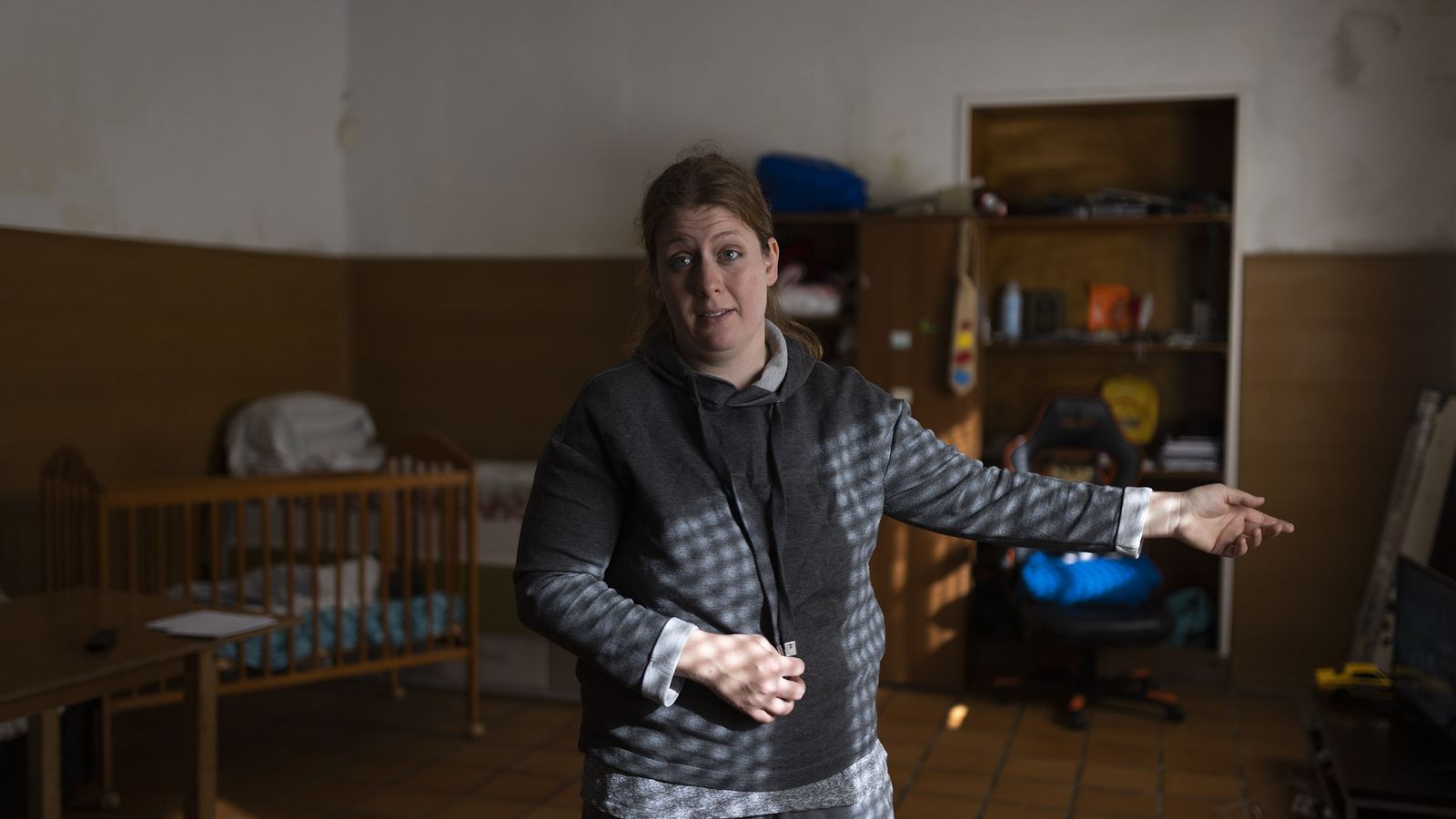 Laura Bueno muestra el aula en el que reside.