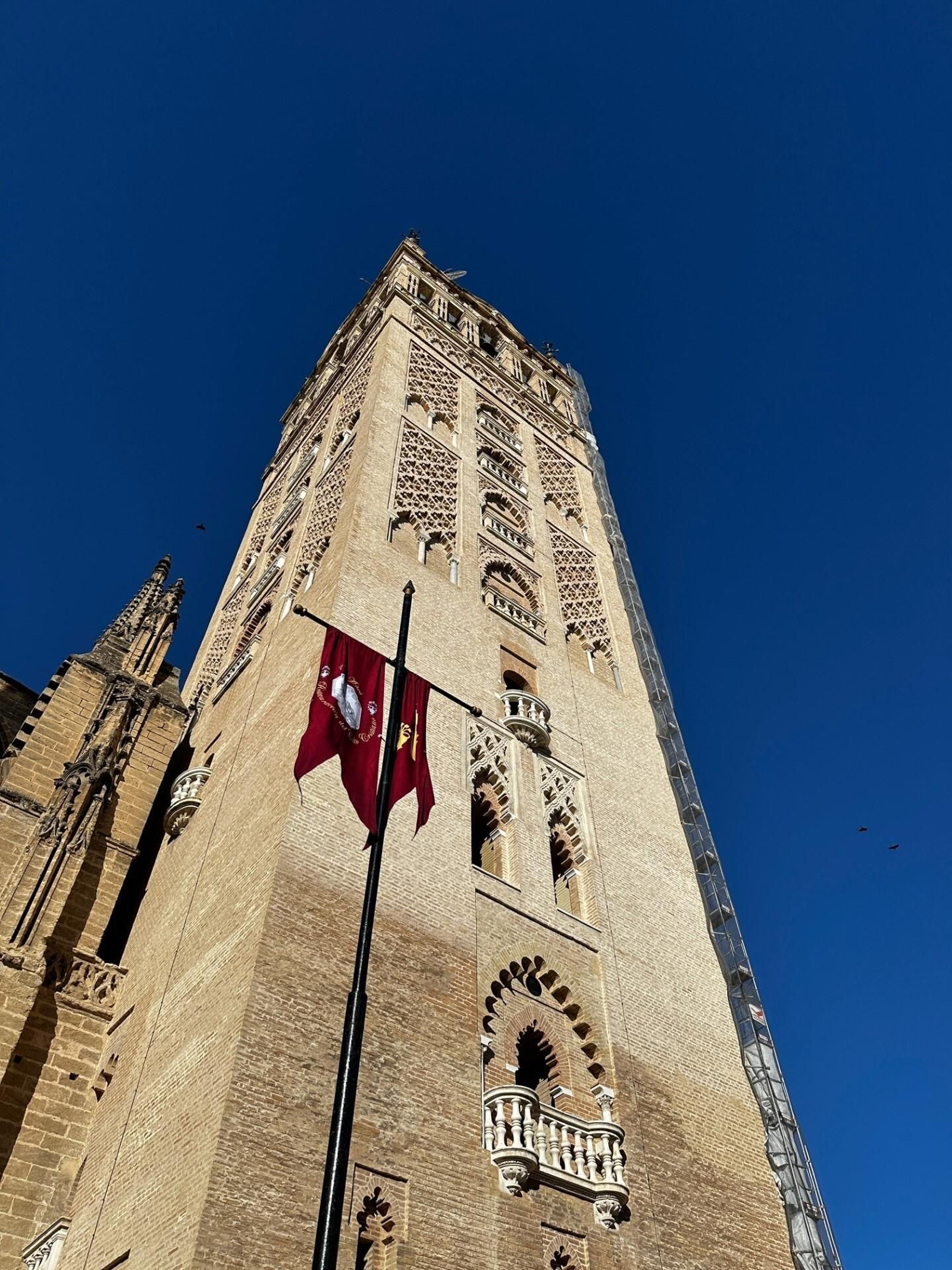 Los nuevos gallardetes de la Catedral.