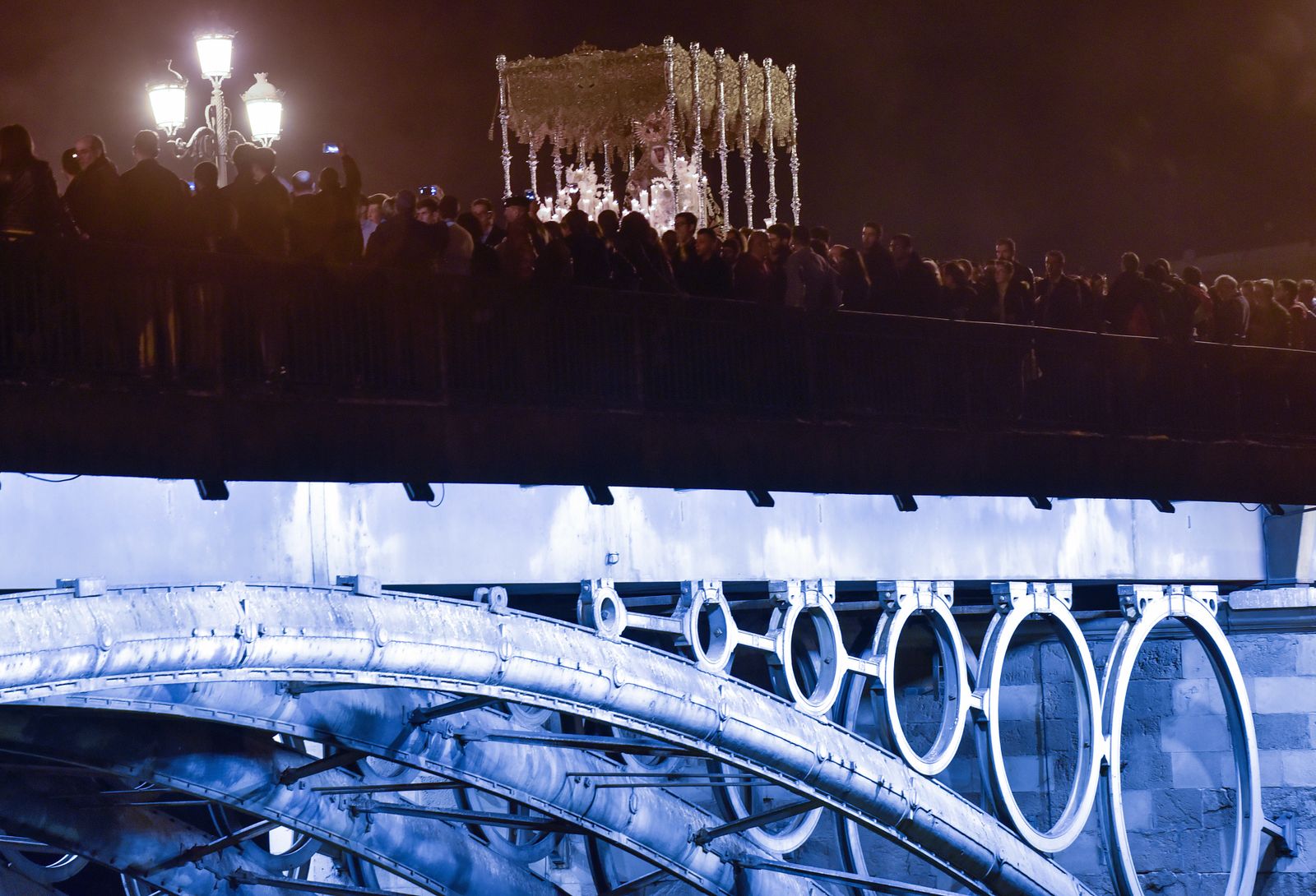 El regreso de la Esperanza de Triana, en imágenes