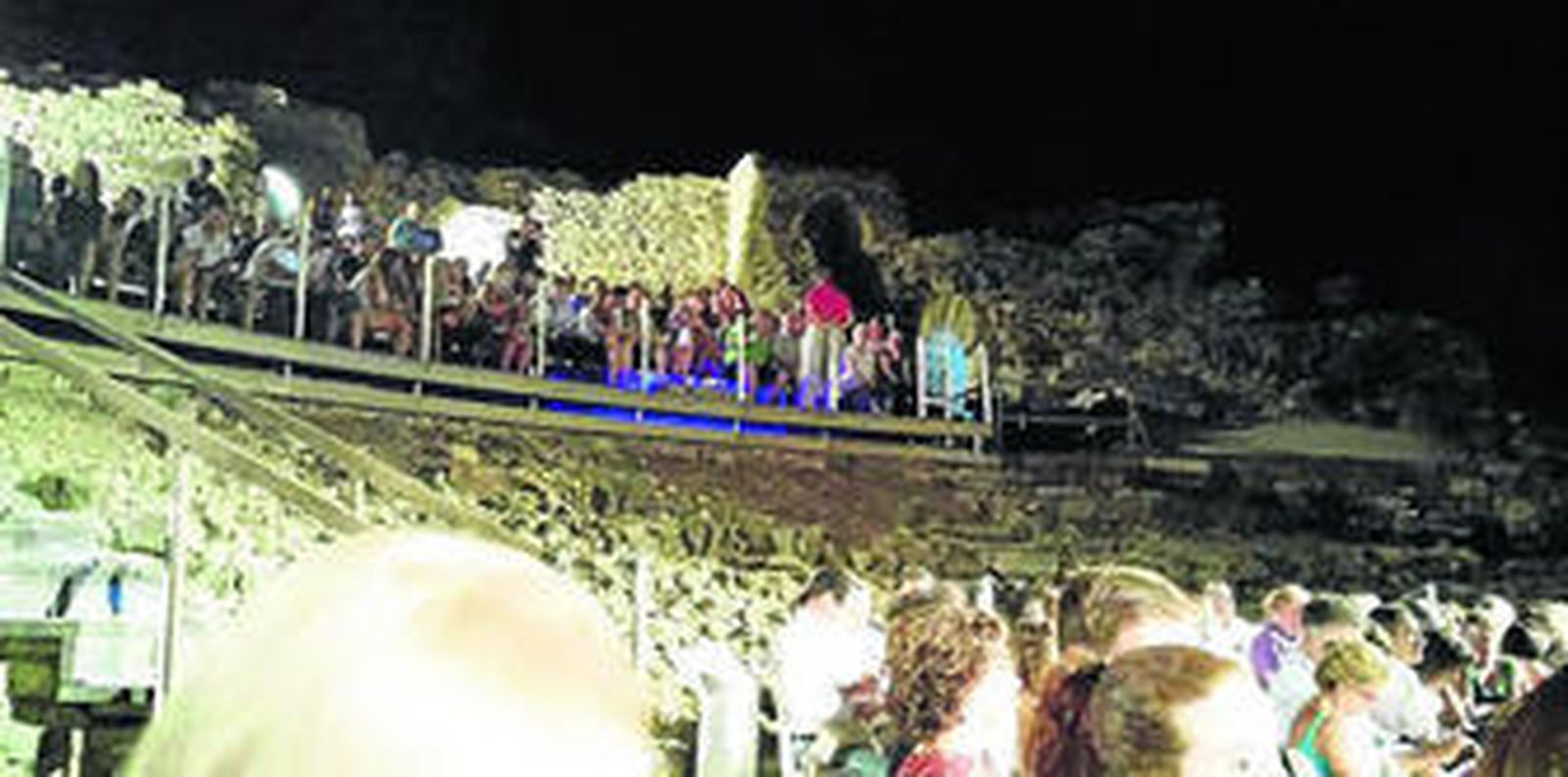 El teatro romano de Baelo Claudia lleno de espectadores, tanto en la zona alta como baja, en una función del pasado fin de semana.