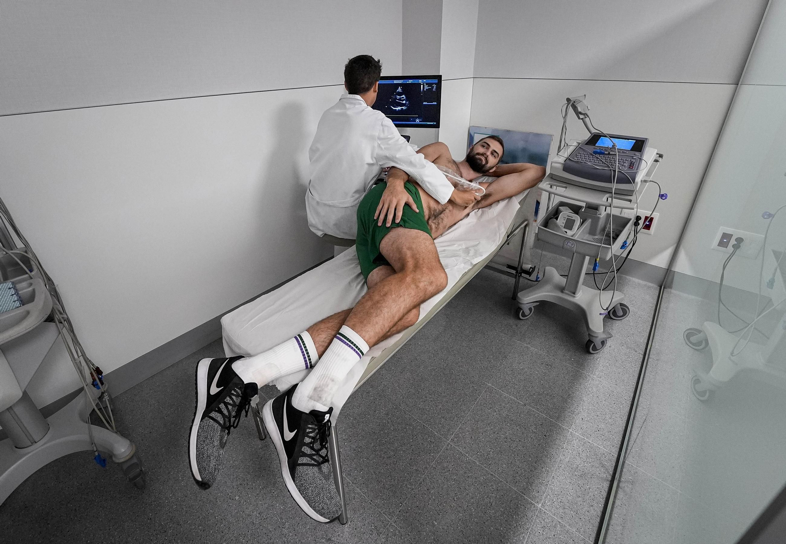 Tyler Kalinoski y David Kravish pasan reconocimiento médico