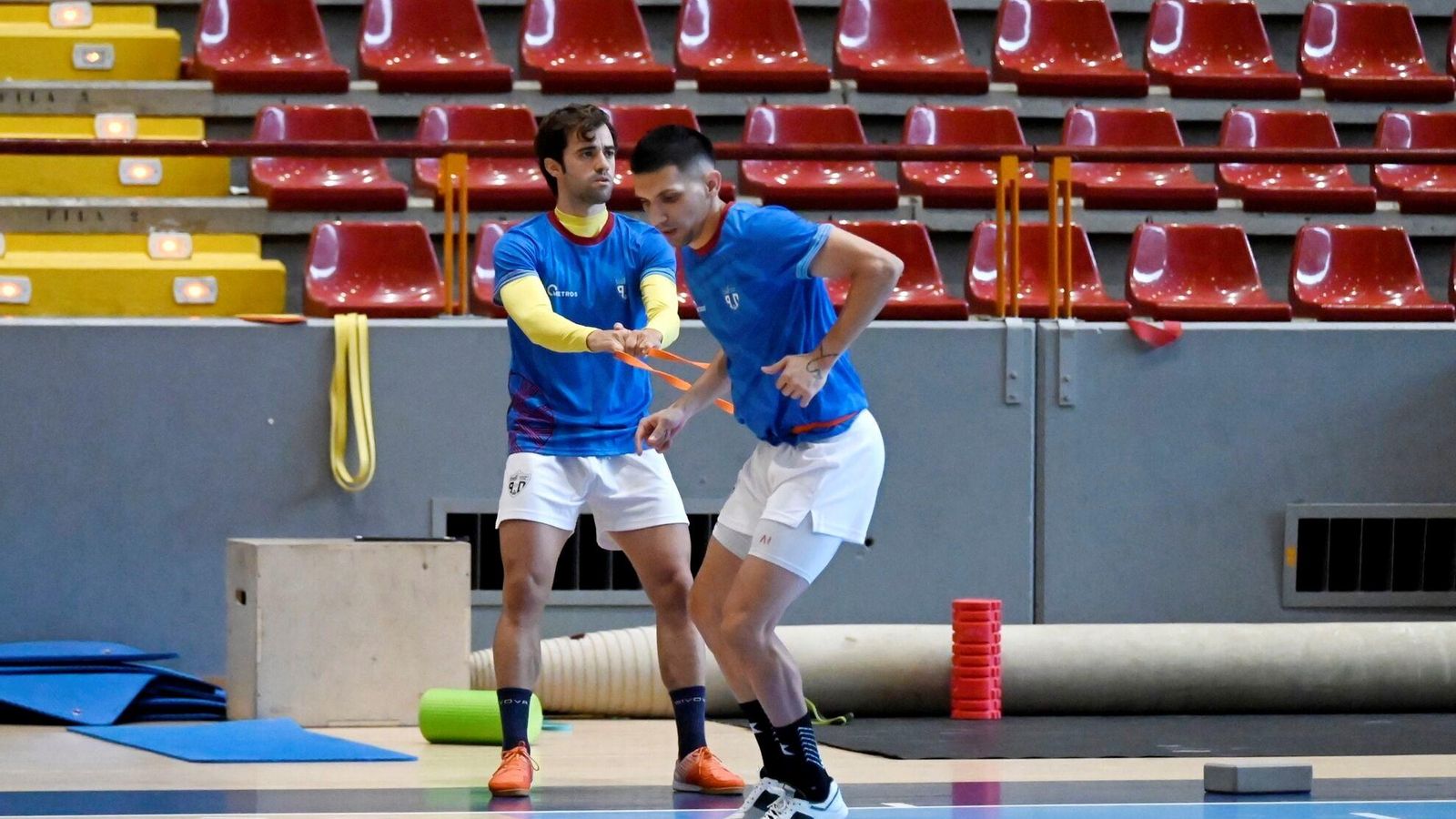 Pablo del Moral sujeta a Arnaldo Báez durante un entrenamiento. Pablo del Moral sujeta a Arnaldo Báez durante un entrenamiento.