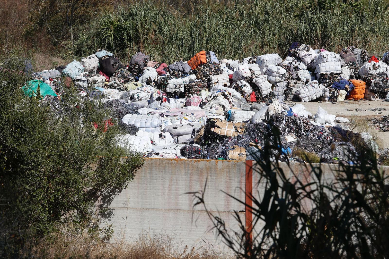 Una parcela del polígono del Zabal repleta de sacas de telas, tapicerías y gomaespuma acumuladas sin control ni autorización.
