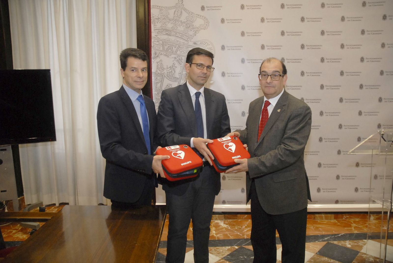 El alcalde, Francisco Cuenca, hace entrega de los desfibriladores al Presidente de la Federación de Cofradías, José Muros.
