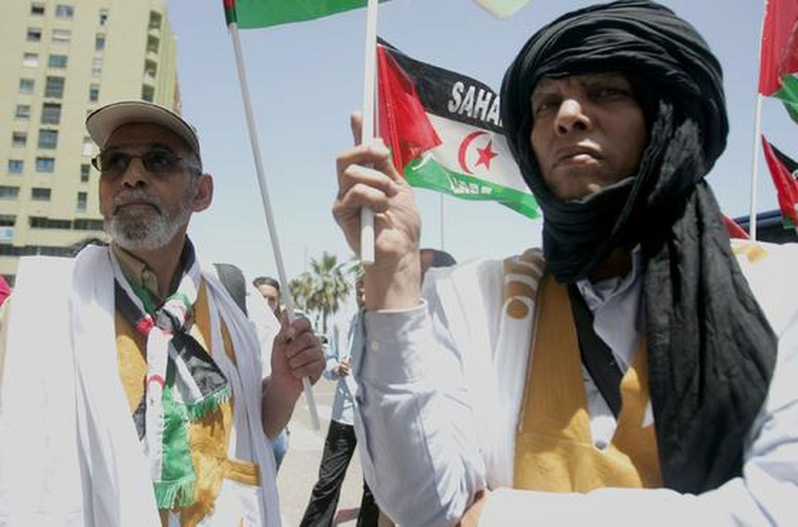 Unas 200 personas reclaman el Sahara libre antes el Consulado de Marruecos donde les responden unos 30 marroquíes gritando y besando la bandera de su país./Fotos:J.M.Quiñones

Foto: J.M.Q.