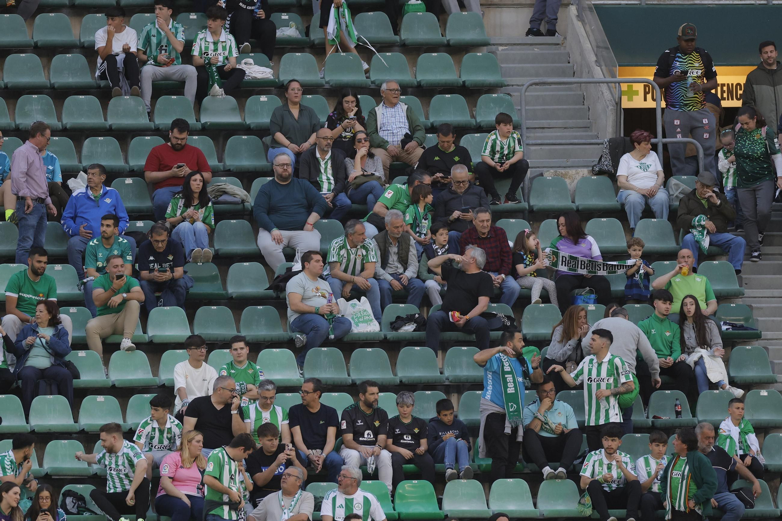 Búscate en las fotos del Betis - Jagiellonia