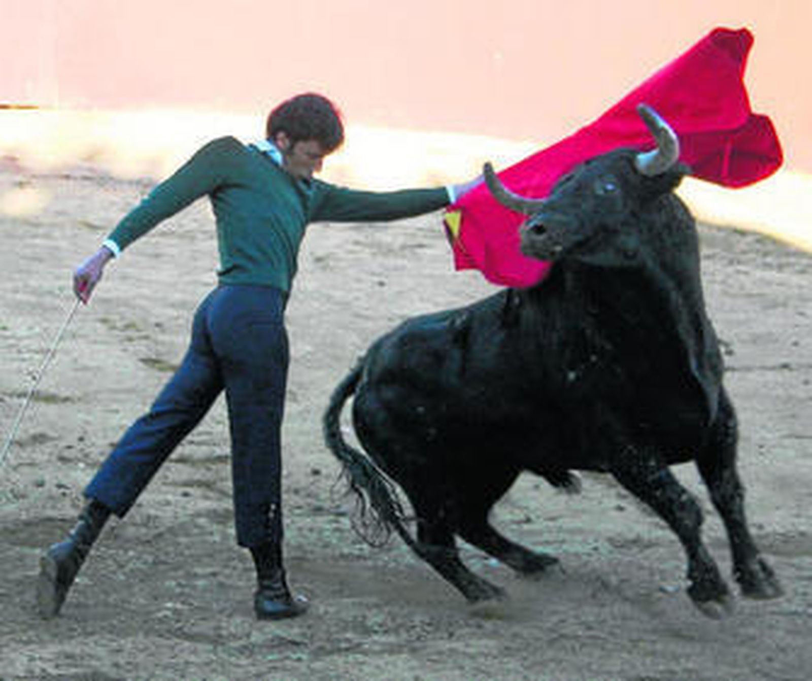 Pérez Mota, días atrás, en la placita de "La Zorrera", echando por delante a un macho de Cebeda Gago.