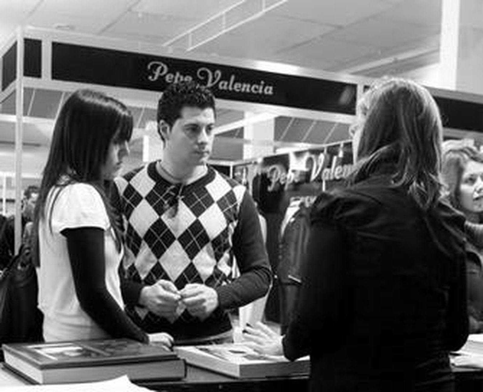 Una pareja consulta catálogos en un expositor de Boda Sur 2009.