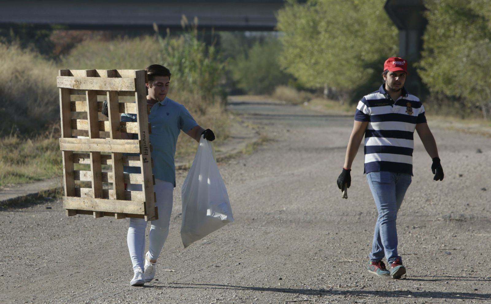 Recogida de basuras junto al río por el proyecto Mares Circulares.