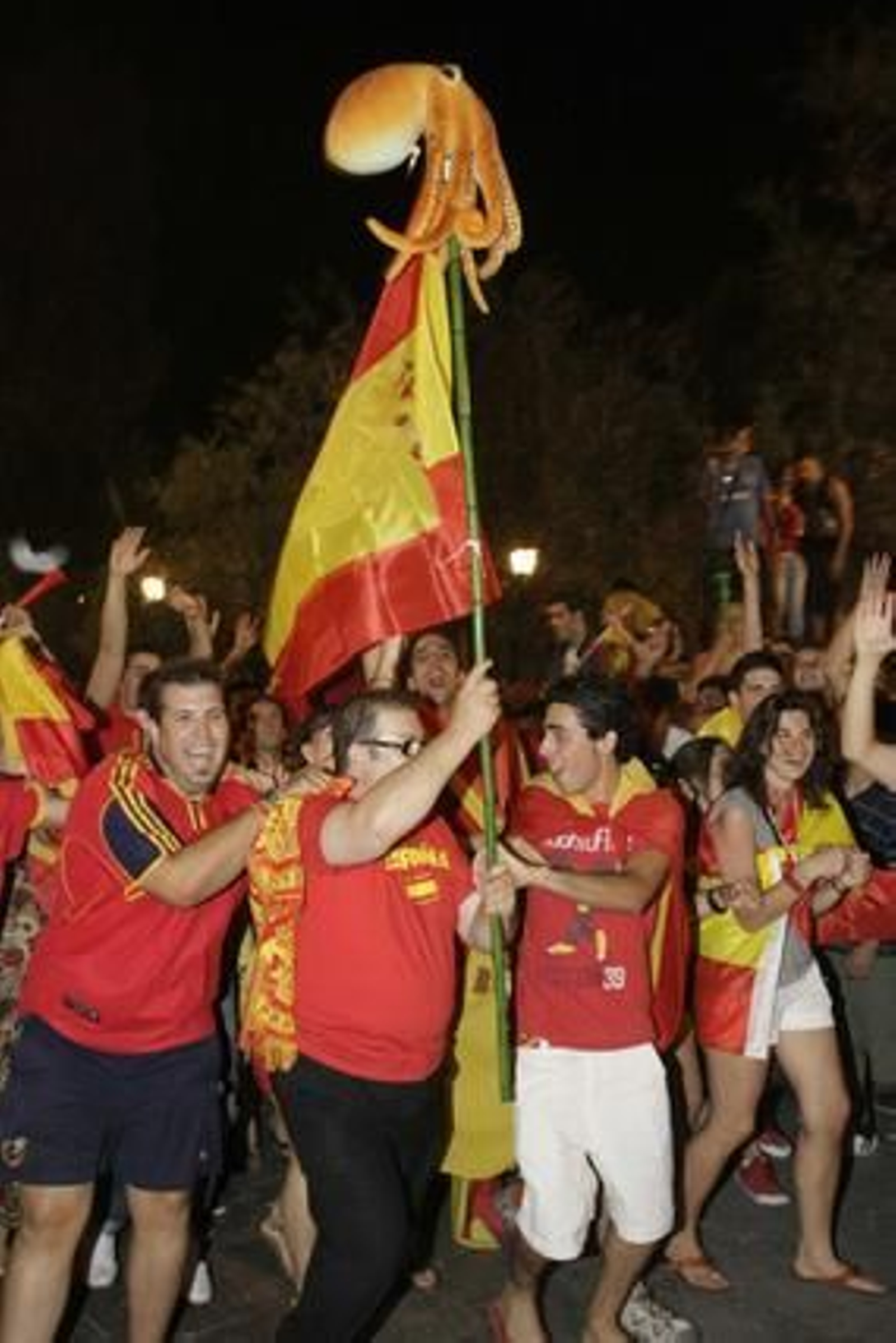 Granadinos homenajean al pulpo Paul tras la victoria española.

Foto: Agencias