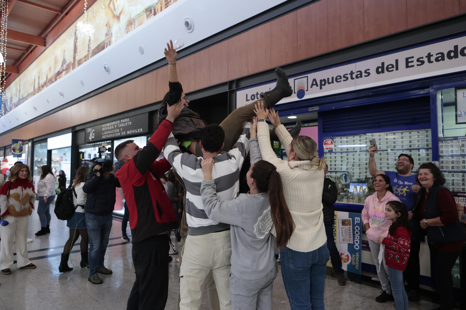 Alegría entre los premiados con el Gordo de la Lotería de Navidad en Écija