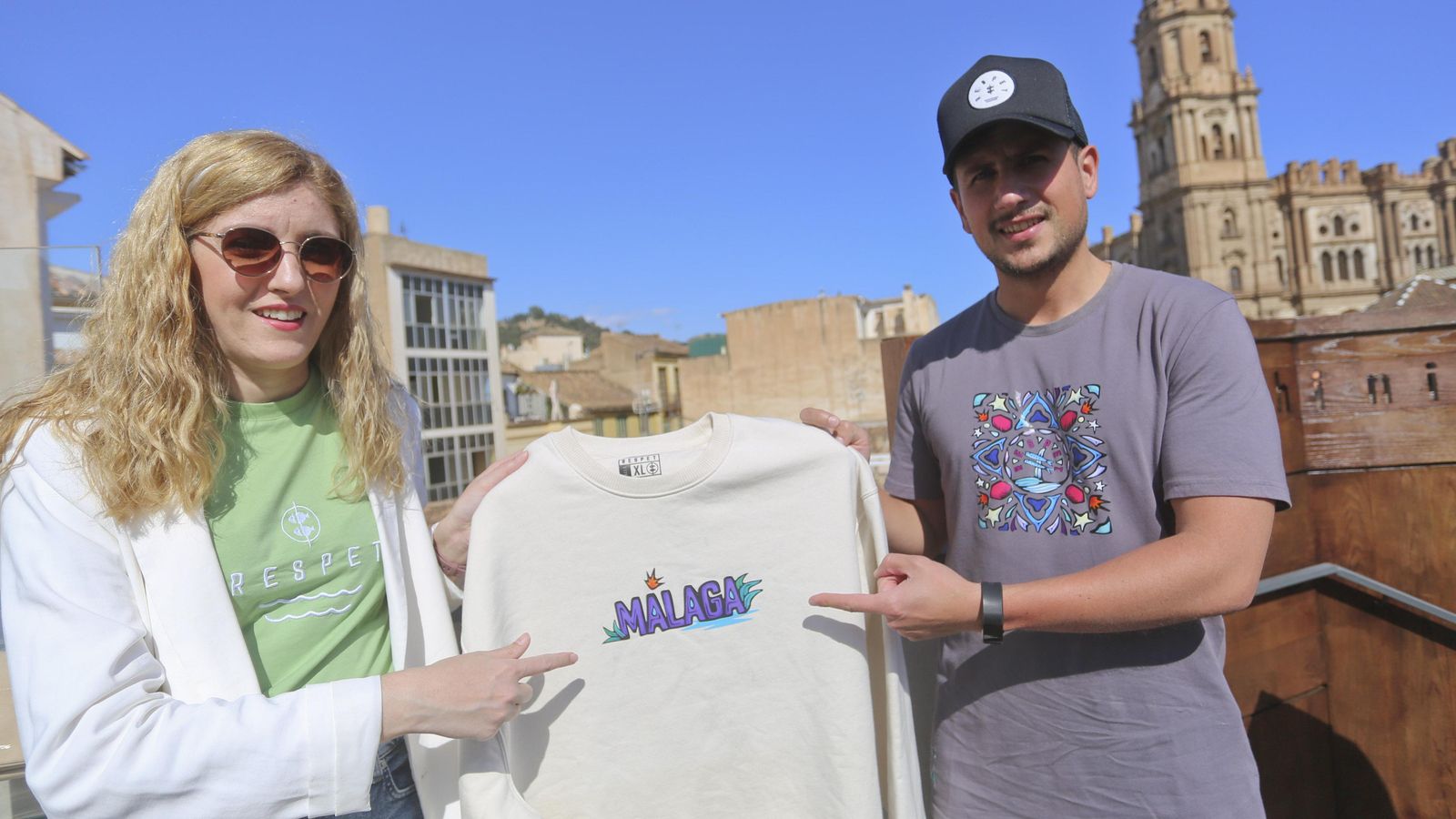 Marián Jiménez y Pablo Sánchez posan con su ropa con vistas a la Catedral de Málaga.