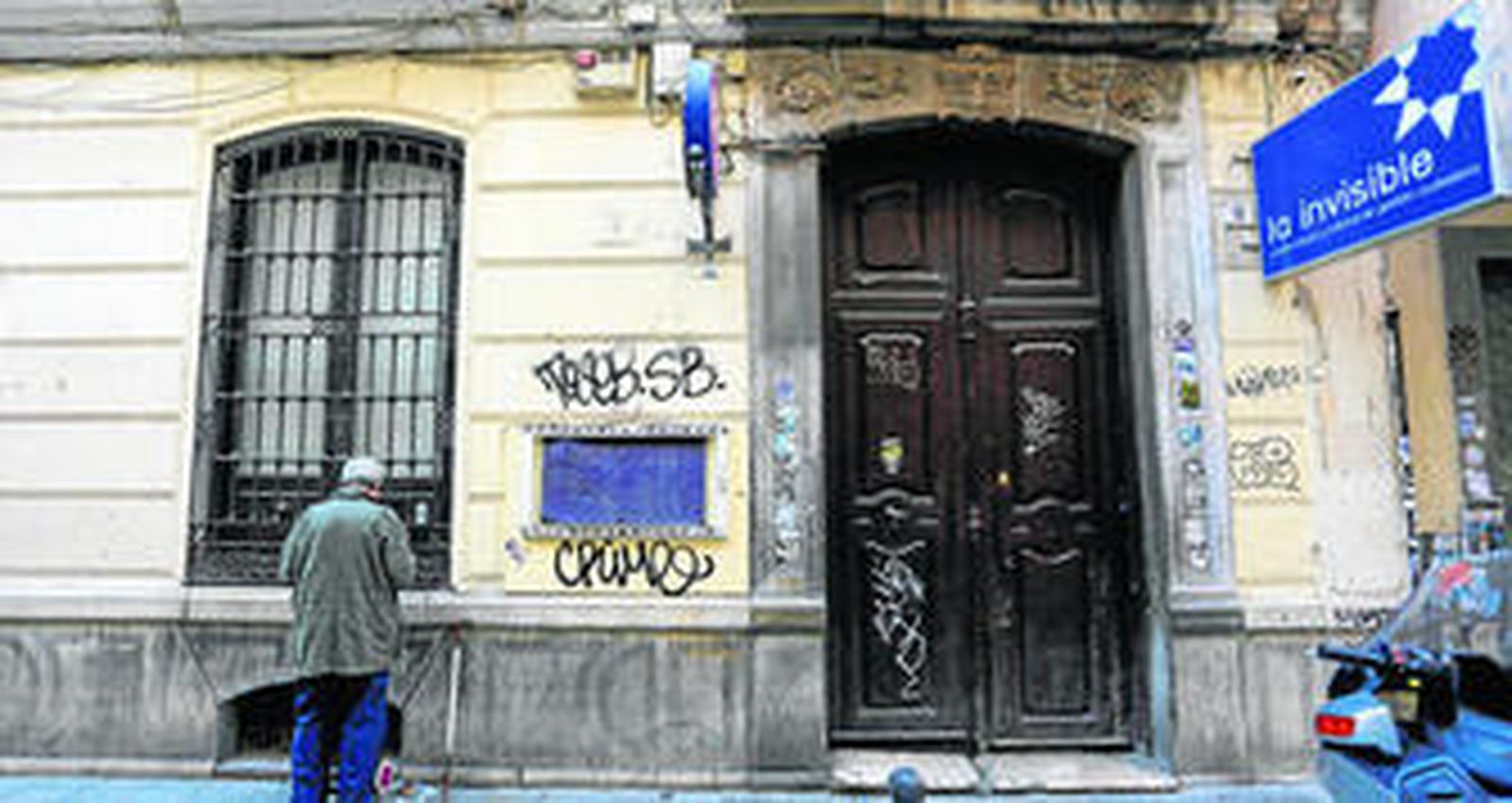 La puerta cerrada de la Casa Invisible, ayer.