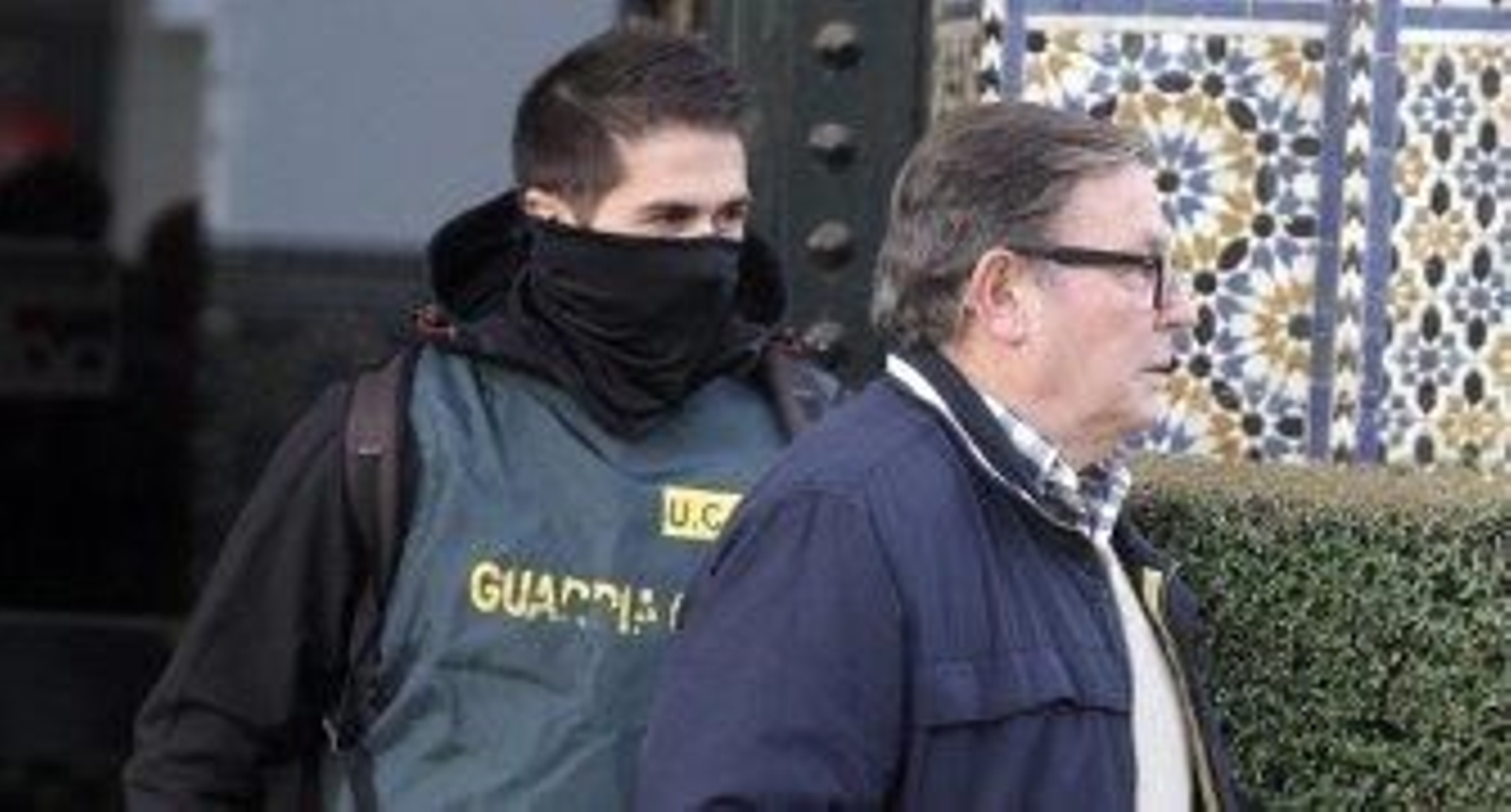 La Guardia Civil procede a una detención en la sede del servicio municipal de Parques y Jardines. / Antonio Pizarro