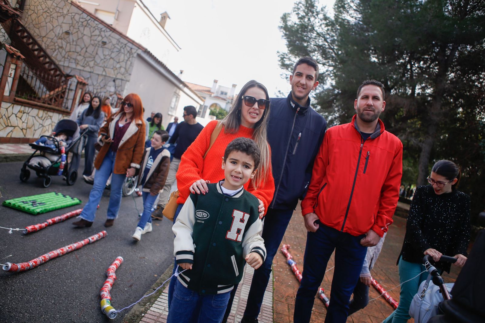 Búscate en las fotos del arrastre de latas 2026 en Los Barrios