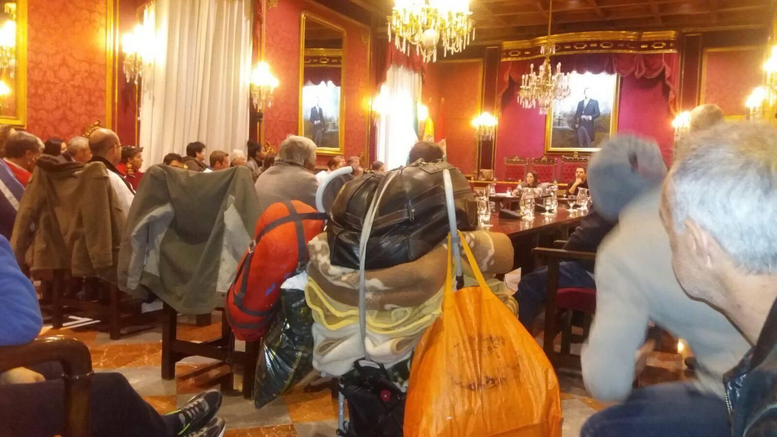 Decenas de personas participaron en este novedoso encuentro en el salón de plenos.