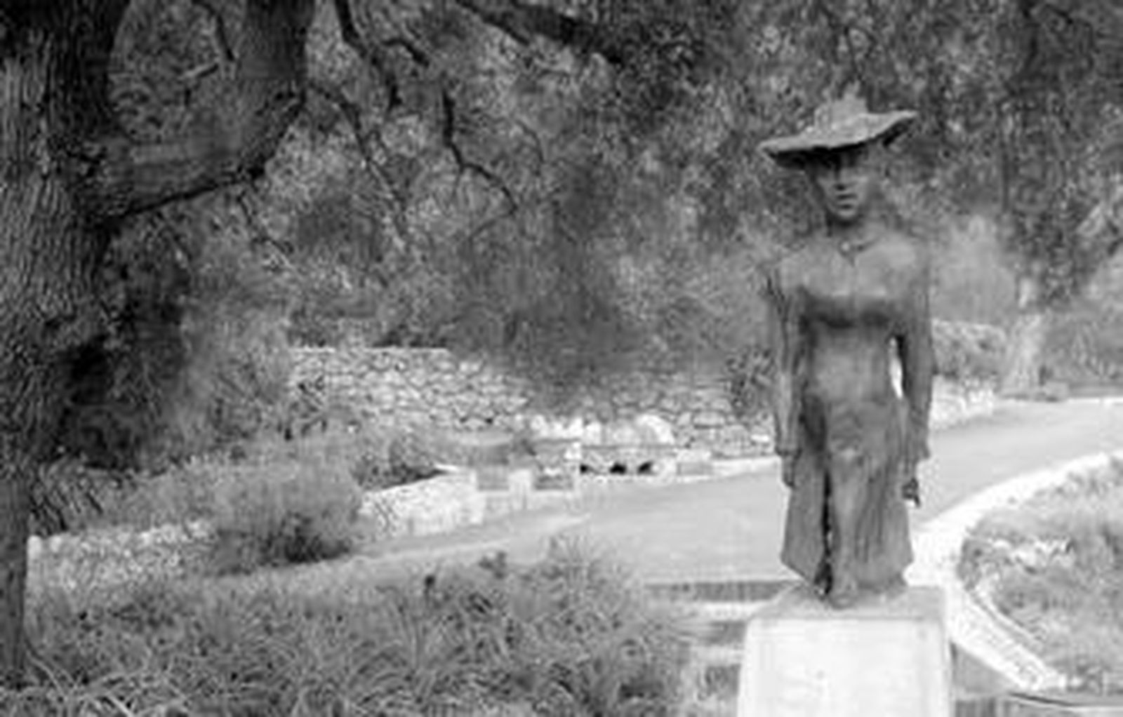 Imagen de la estatua de Molly Bloom, personaje gibraltareño en la obra 'Ulises' de James Joyce, en los jardines de La Alameda.