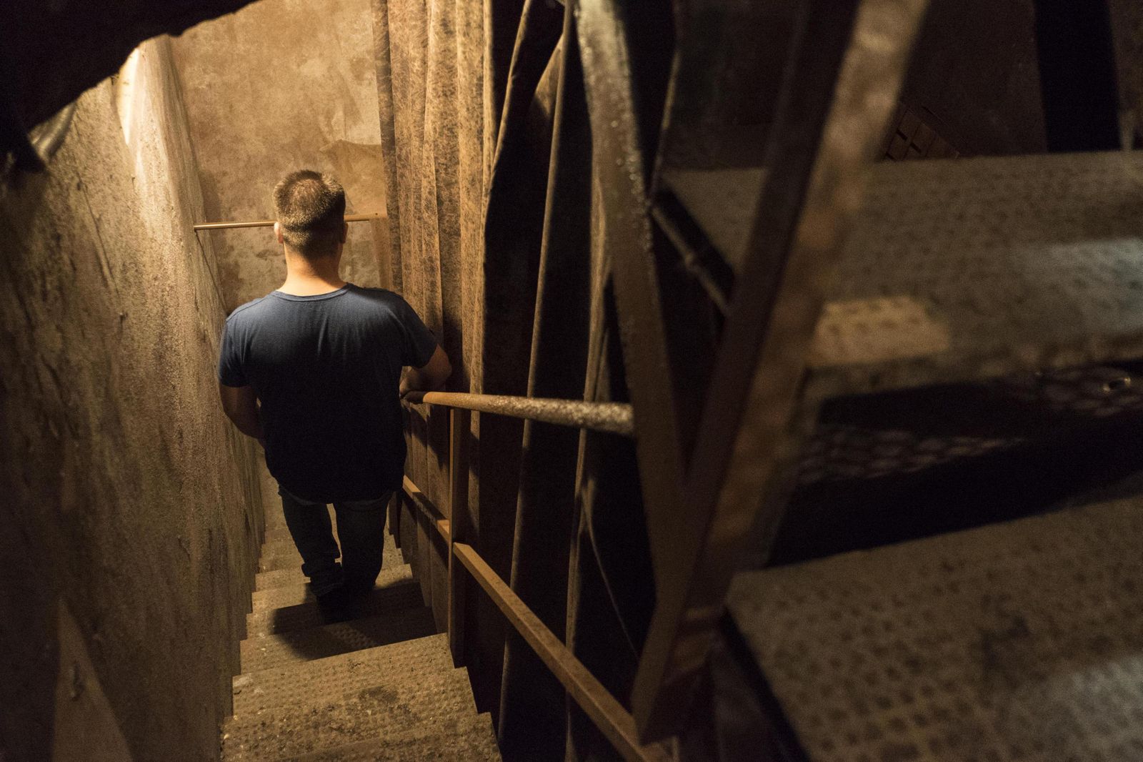 Una persona accede al sótano en donde se encuentra la mazmorra del escape room de El Gaditano Errante.