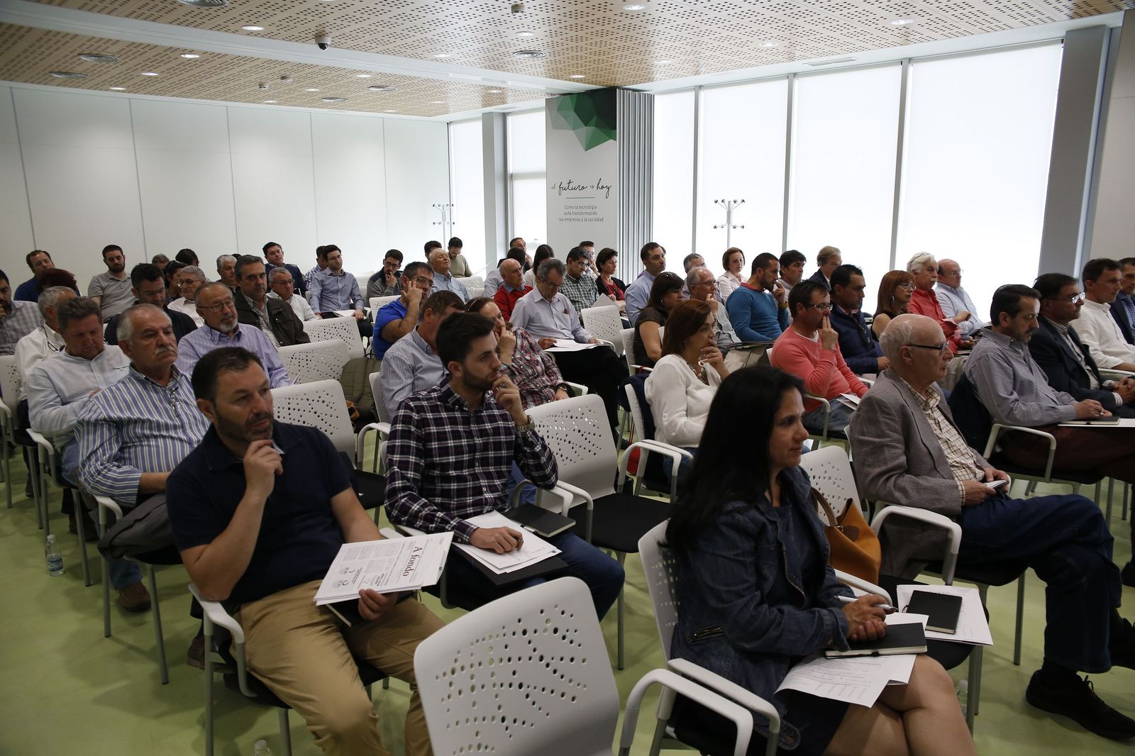 Personas recibiendo un curso sobre inversión en Granada.