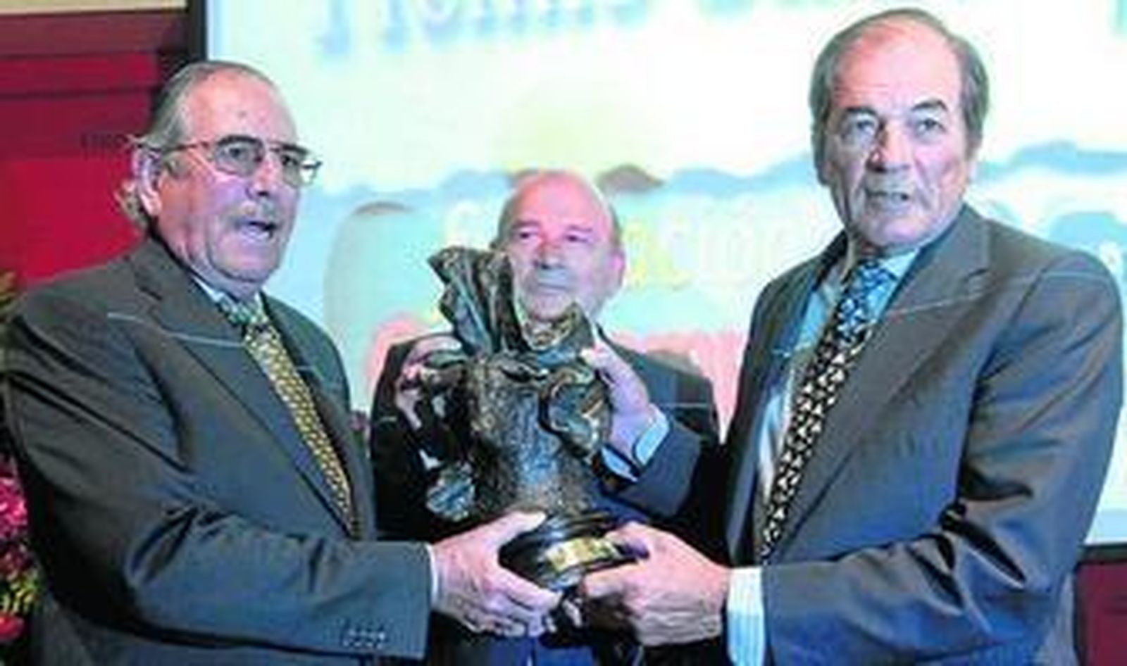 Los hermanos Miura recogen el trofeo entregado por Julio Cuesta -centro-.