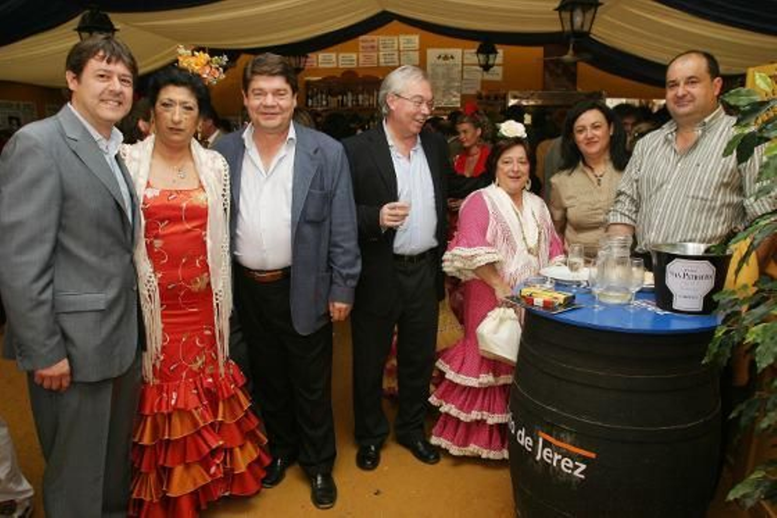 Juan Luis Pérez junto a Candela Blanco, de Inmobiliaria Blanca Blanco; con su marido, Javier Salido, y sus amigos José Lorenzo, de Motrico: Rosa María Fedriani, el doctor Sebastián Quintero y Elisa María López. 

Foto: Vanesa Lobo