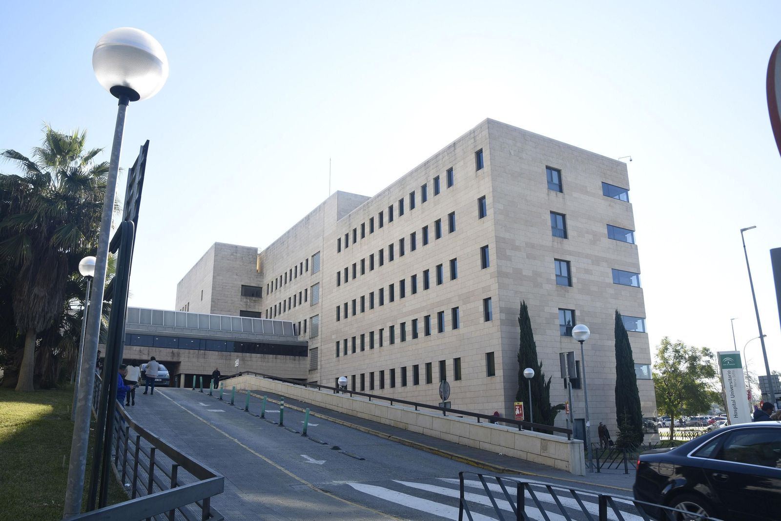 Uno de los acceso al Hospital Reina Sofía de Córdoba.