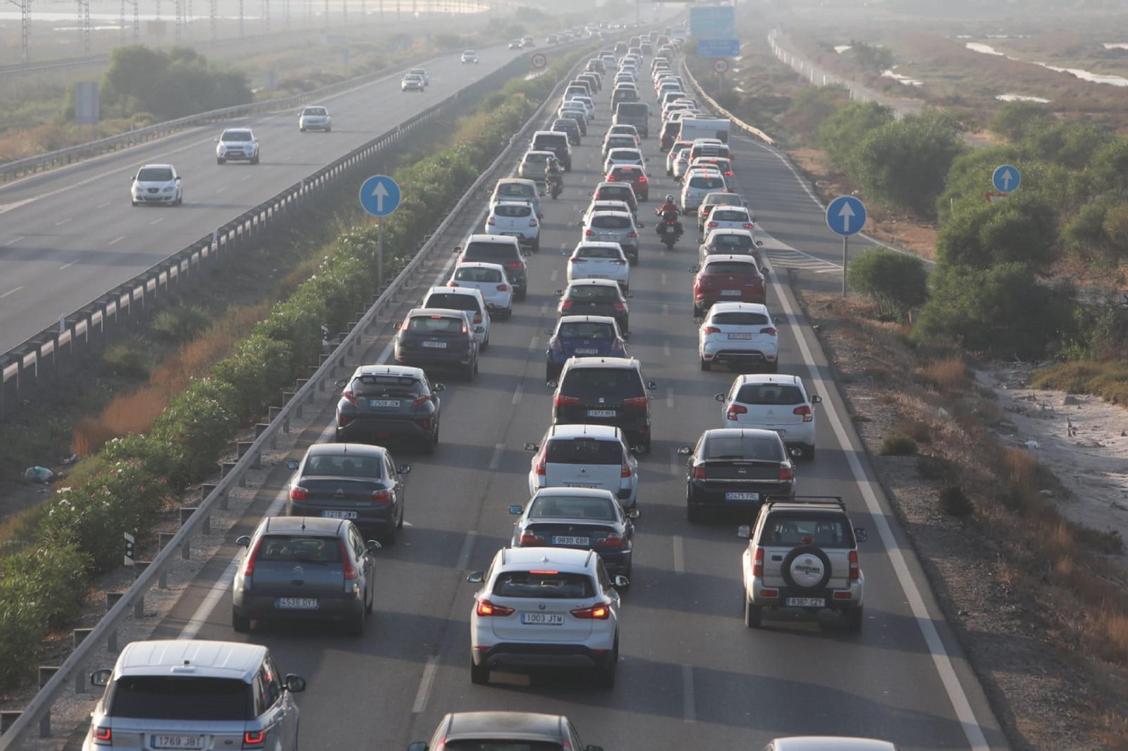 Una imagen de una carretera con tráfico intenso en Andalucía durante el verano.