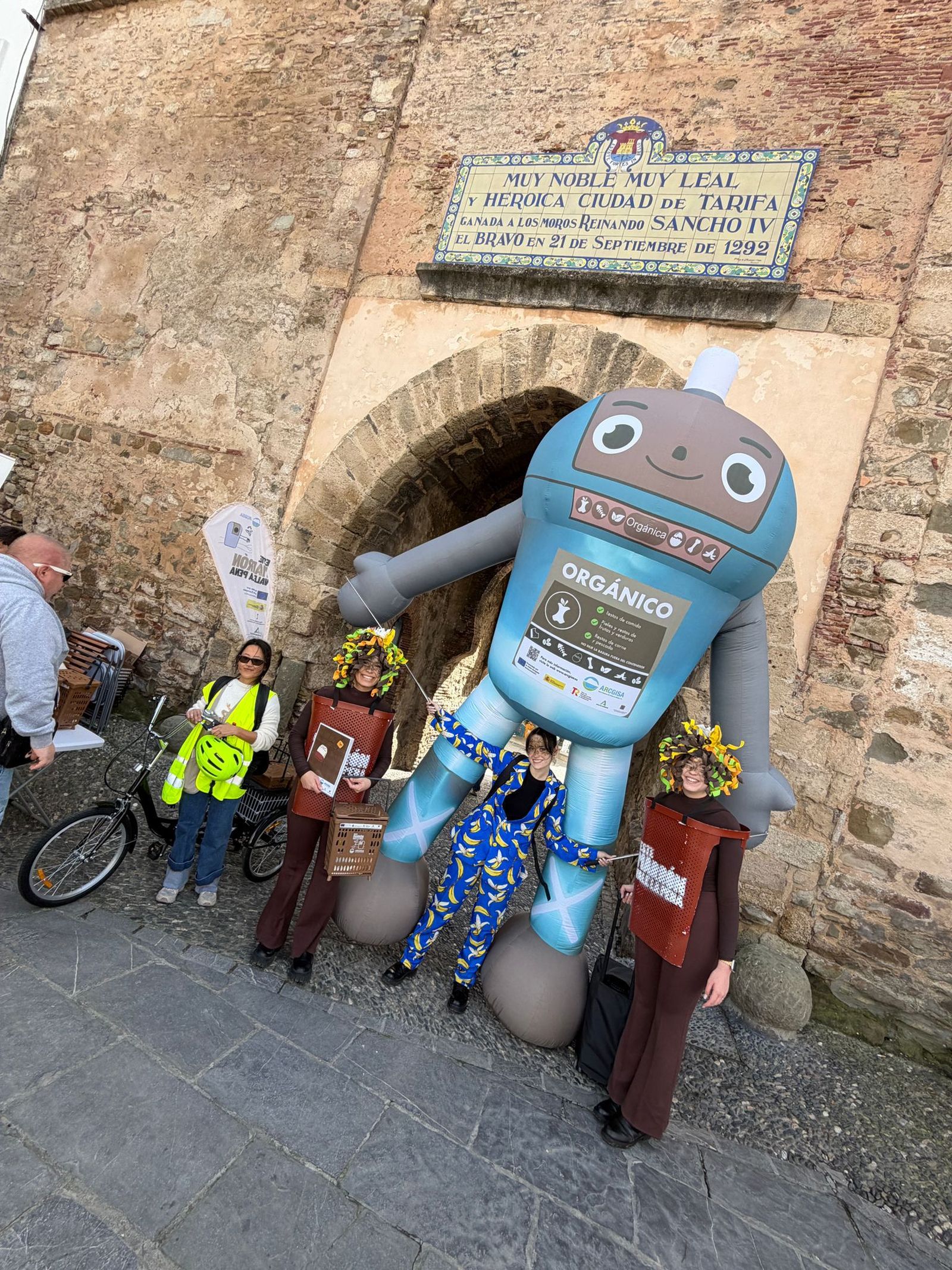 La campaña de la Mancomunidad y Arcgisa para el uso del contenedor marrón llega a Tarifa