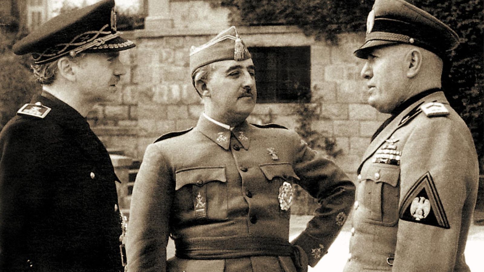 Imagen histórica en la que Franco se entrevista con Mussolini (derecha) en Bordighera. A la izquierda el ministro Ramón Serrano Súñer, en febrero de 1941.