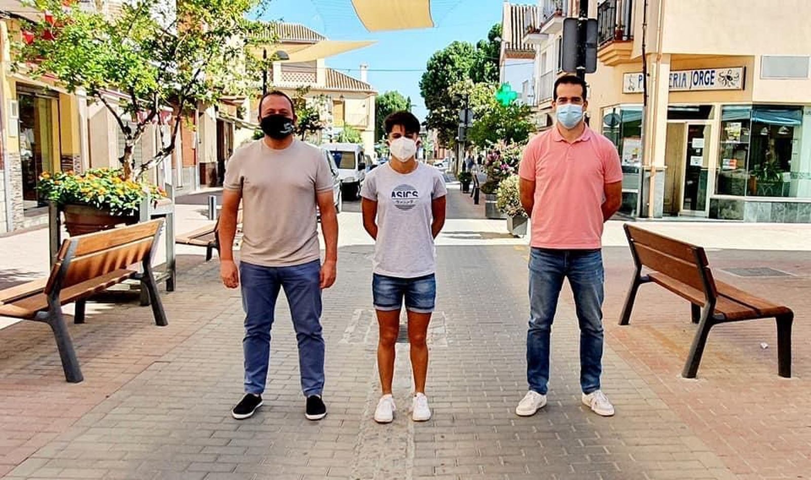 El alcalde y el concejal de Deportes de Cúllar Vega junto a la marchadora olímpica María Pérez, vecina del municipio.