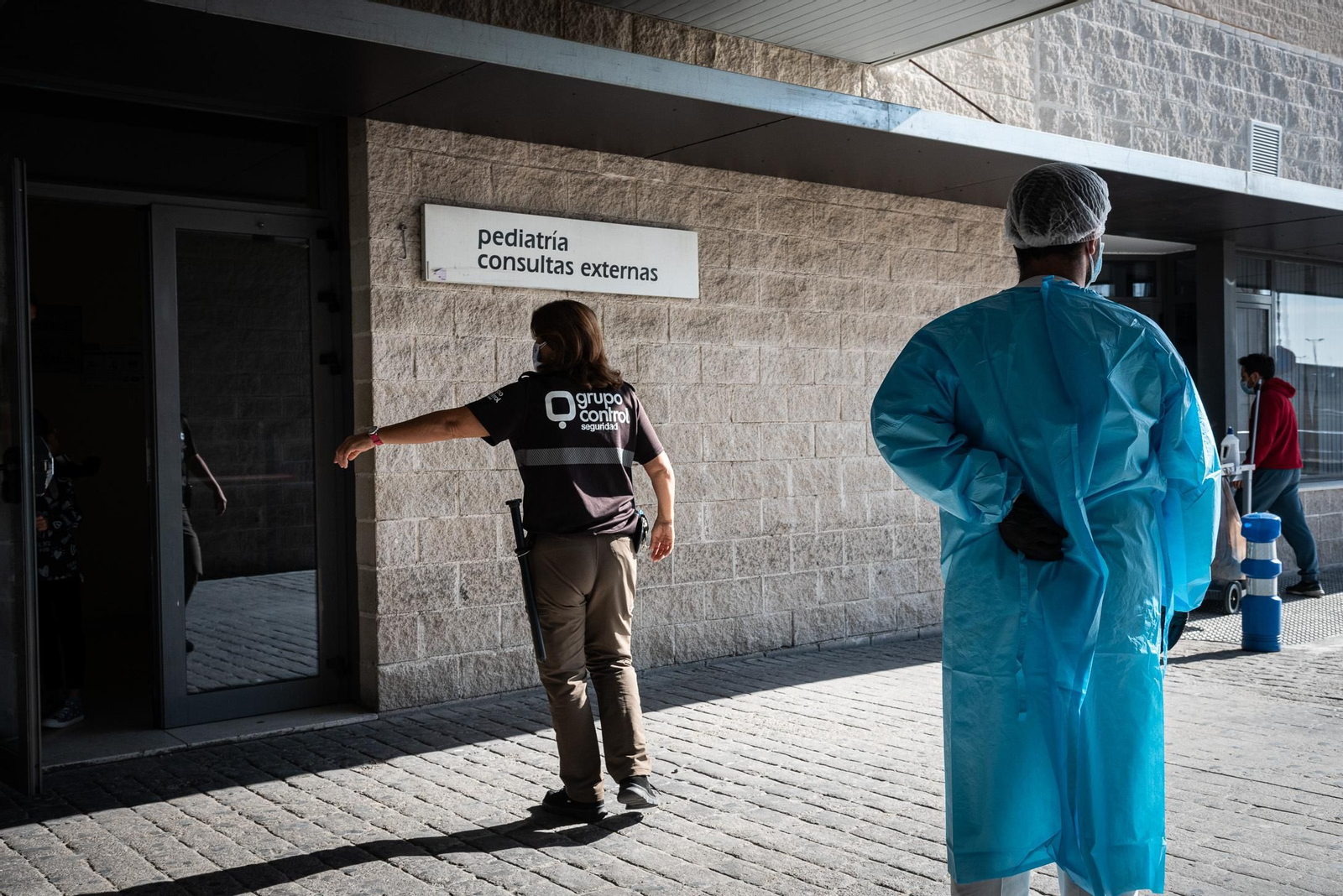Uno de los accesos al Hospital Juan Ramón Jiménez.