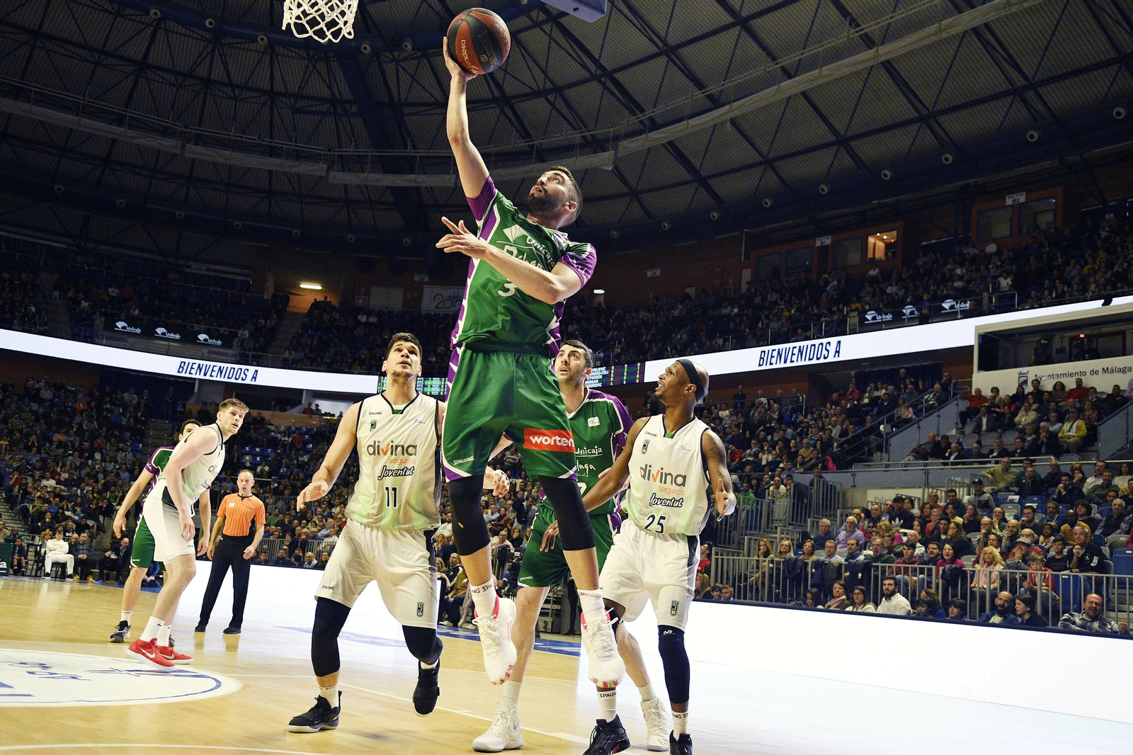 Jaime Fernández deja un tiro corto.