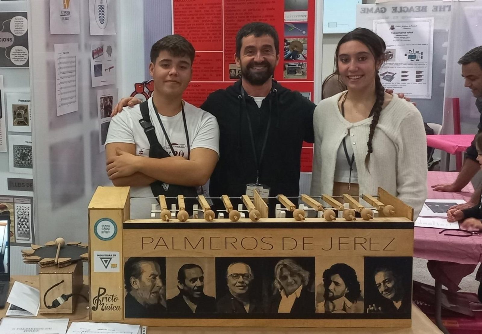 Kiko Moya y sus alumnos Cristina y Aarón, en Barcelona.