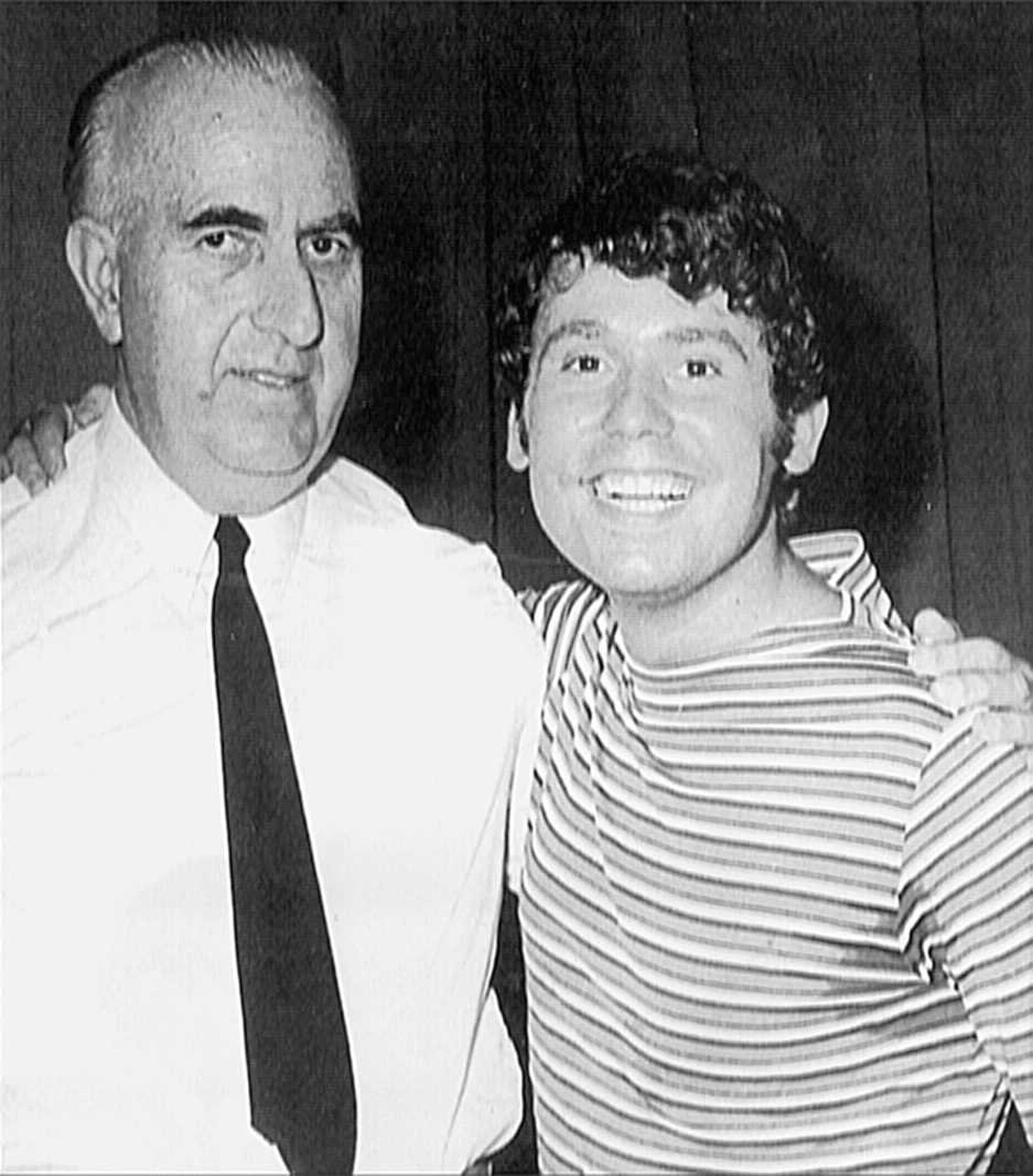 Antonio Martín de Mora, con un jovencísimo Raphael, antes de una de sus actuaciones en el Cortijo Los Rosales.