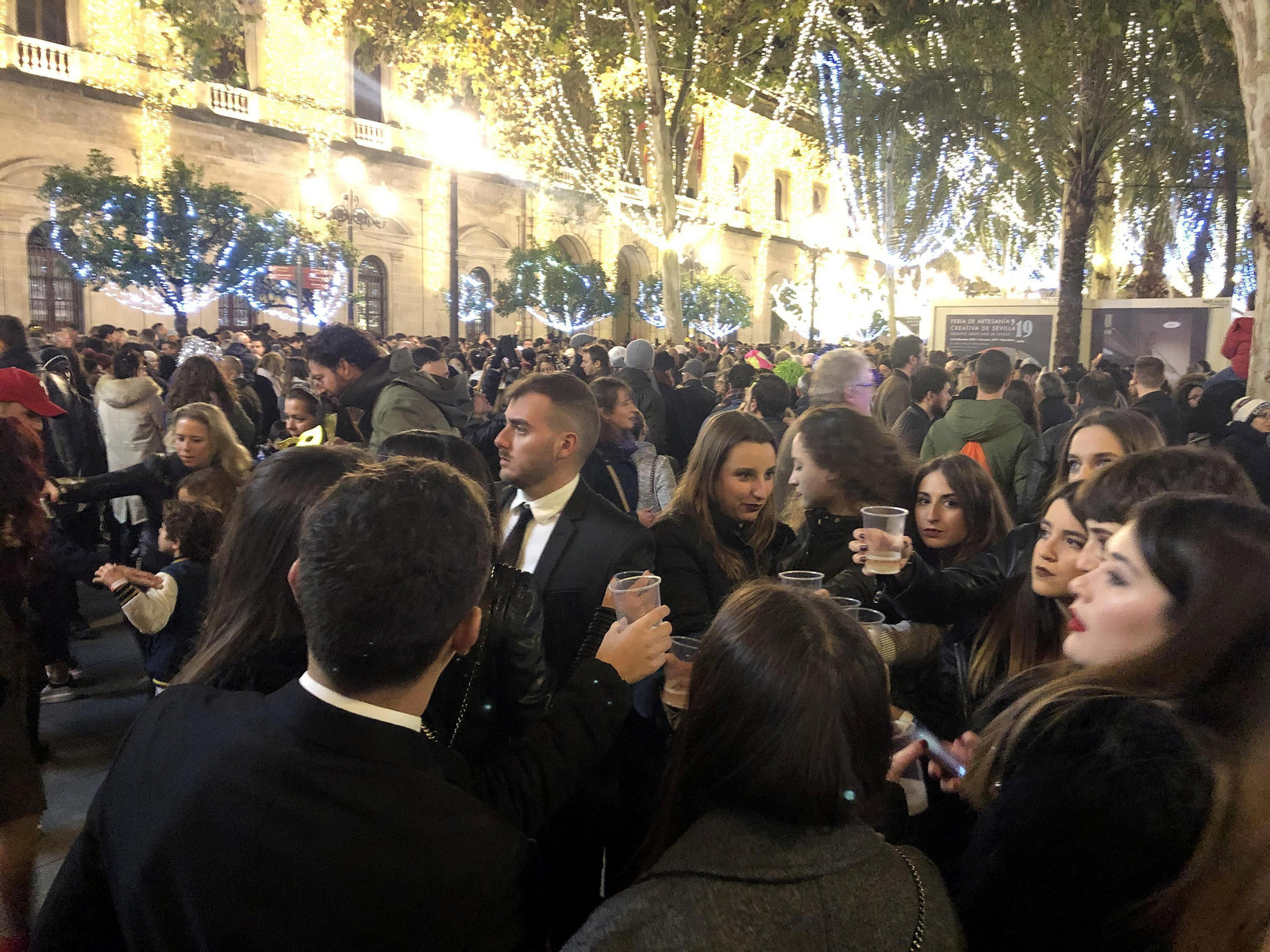 Celebración de las campanadas en la Plaza Nueva, bajo el reloj del Ayuntamiento.