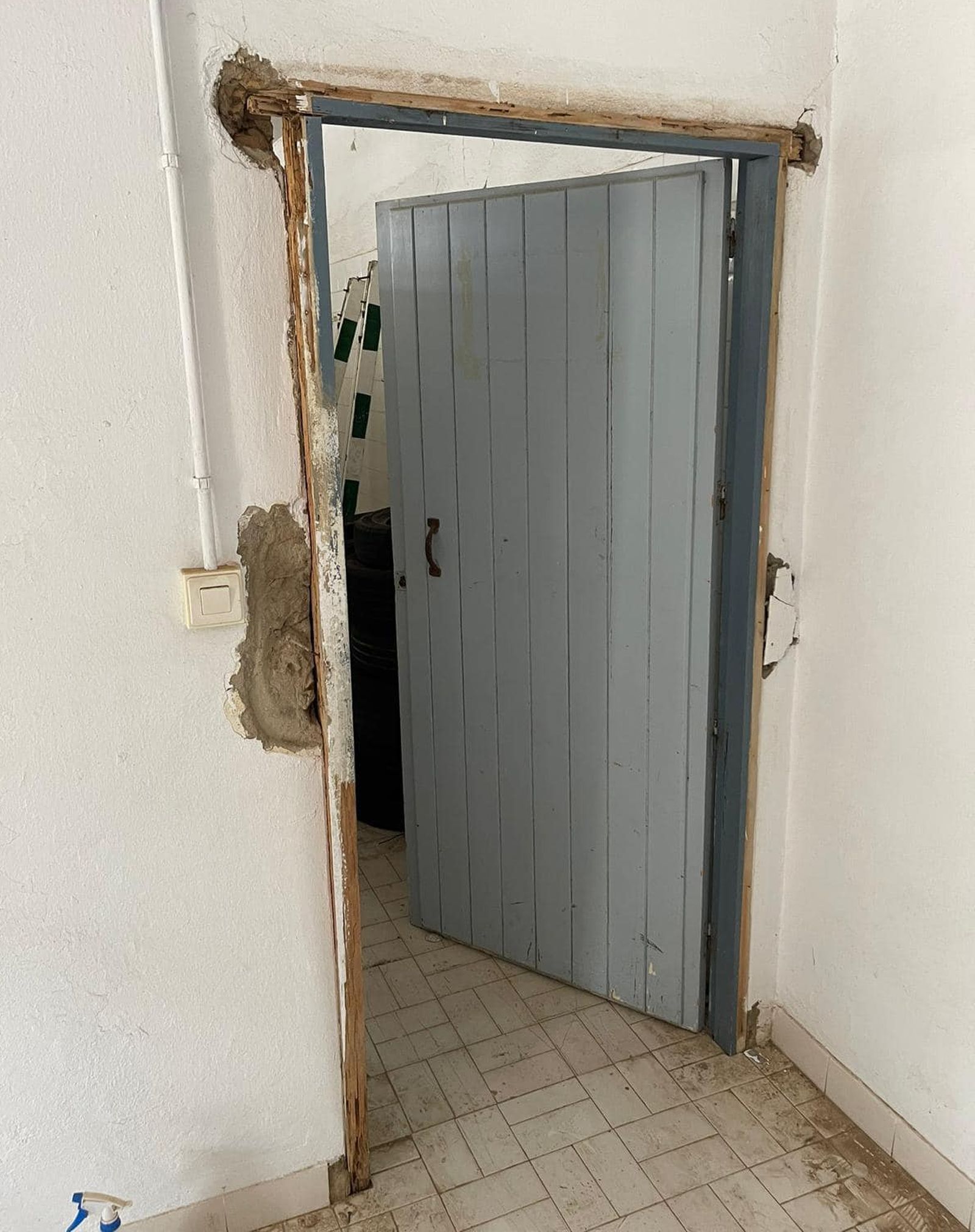 Desperfectos en el marco de una de las puertas del CEIP Galdames de Ayamonte.
