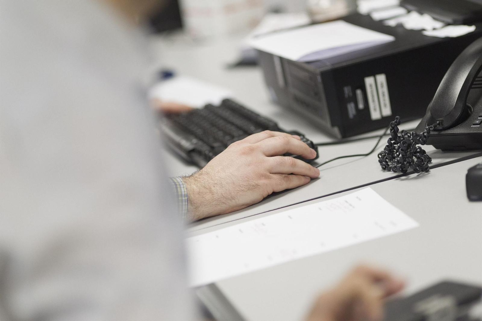 Un periodista en su puesto de trabajo.