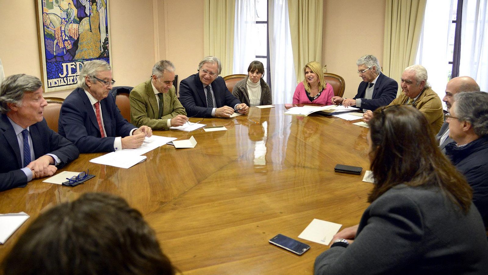 Reunión del jurado del Premio Caballo de Oro, presidido por la alcaldesa.