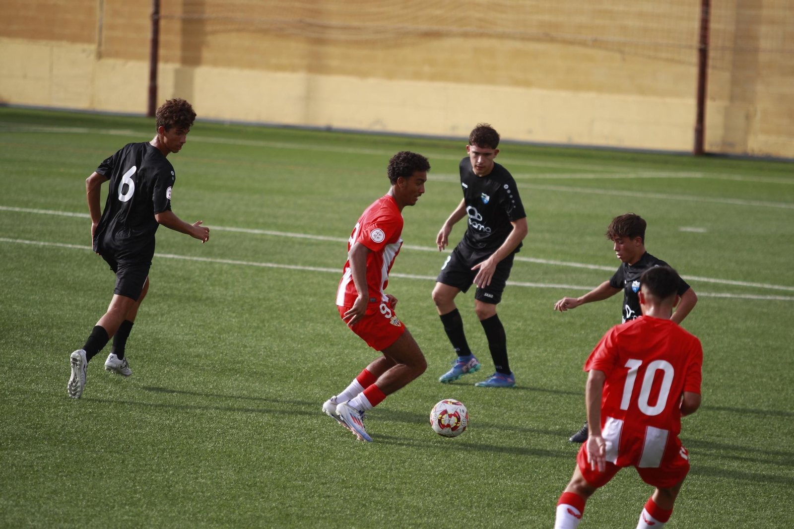 El rojiblanco Houssam intenta sortear la entrada de un rival durante un encuentro de la presente temporada en el Francisco Pomedio.