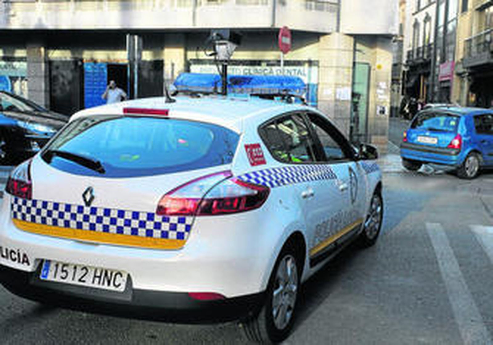El coche 'ponemultas' de la Policía Local, patrullando por la plaza de la Magdalena.