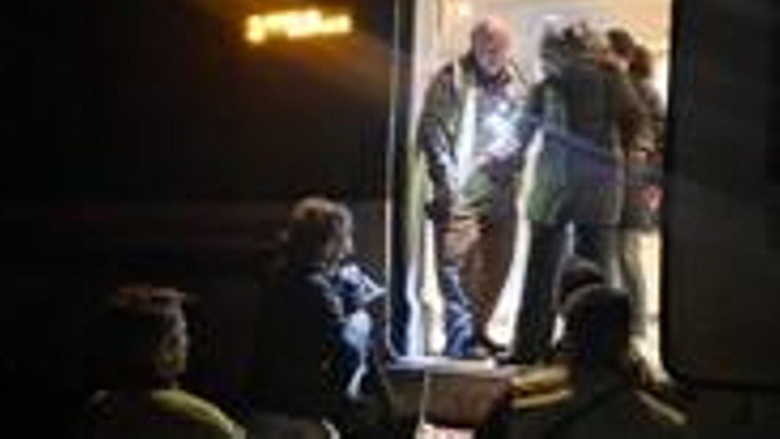 Pasajeros en un tren averiado en mitad del recorrido.