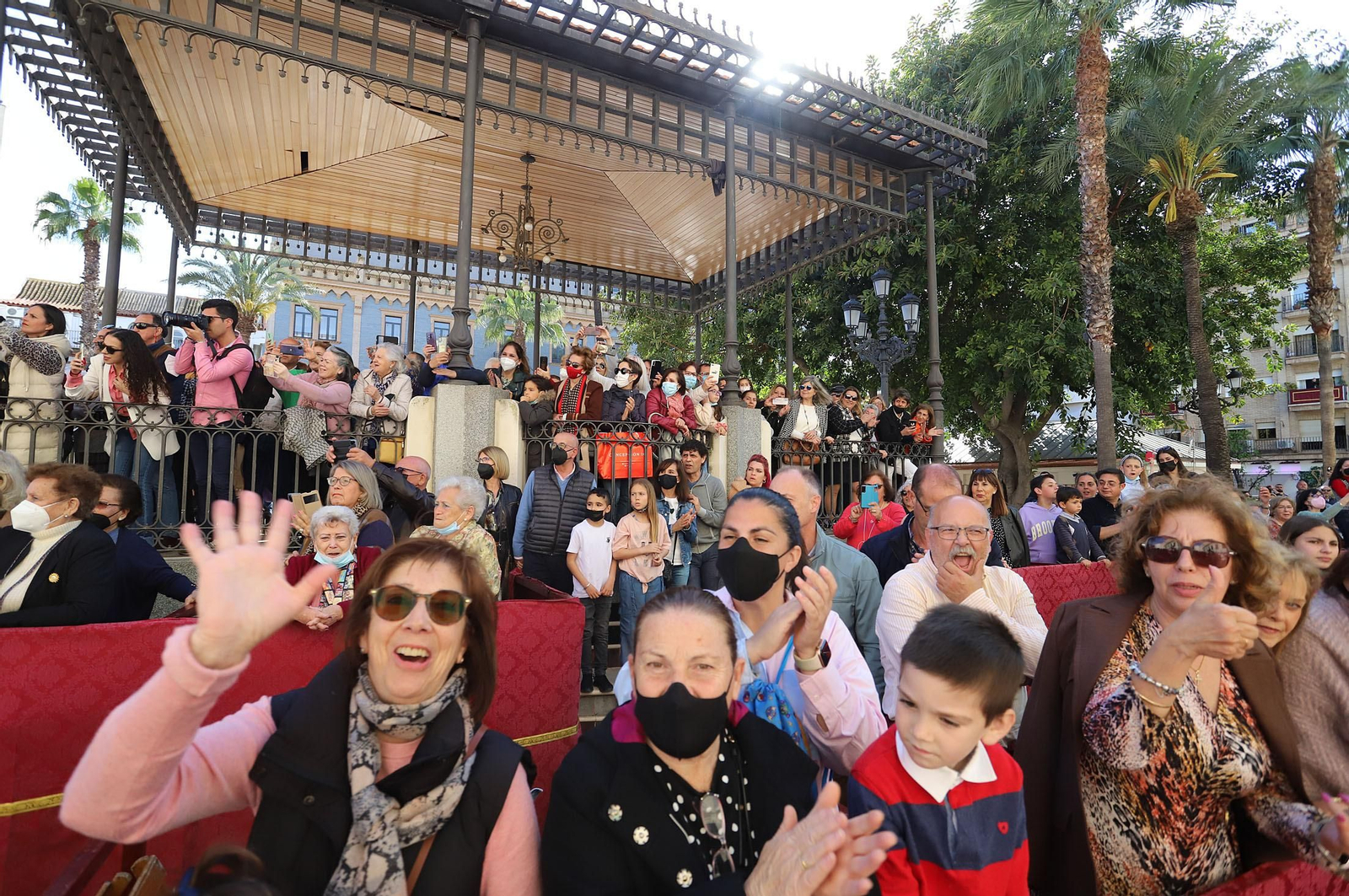 Ambiente en las calles de Huelva para ver la Legión junto al Cristo de la Vera+Cruz